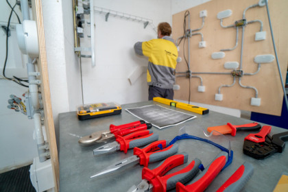 Под Новосибирском сантехники обманули вдову героя СВО