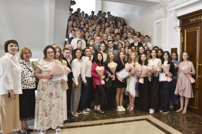 Выпускников-стобальников ЕГЭ наградили в правительстве Новосибирской области