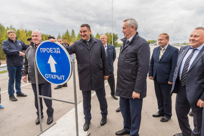Губернатор Андрей Травников открыл движение по путепроводу на второй транспортной развязке Восточного обхода Новосибирска