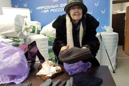 Йоги купили пряжу пенсионерке, вяжущей шапки для мобилизованных в Новосибирске