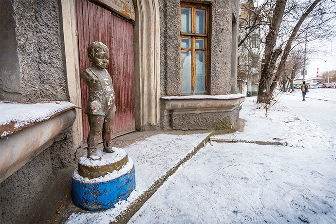 Скульптура мальчика на улице Большевистской. Фото Андрея Заржецкого