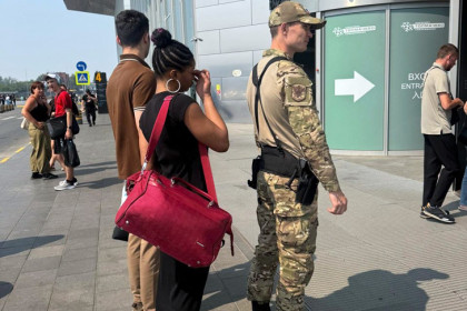 Чернокожую вебкам-модель под конвоем отправили из Новосибирска в Гаити