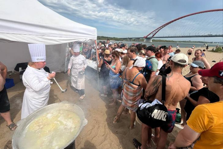 240 литров ухи съели новосибирцы на Бугринском пляже