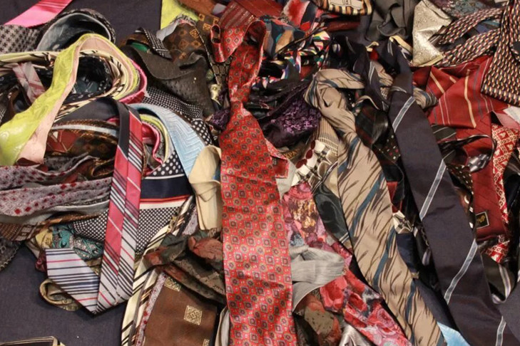 Космические челноки и советские галстуки продают жители Новосибирска