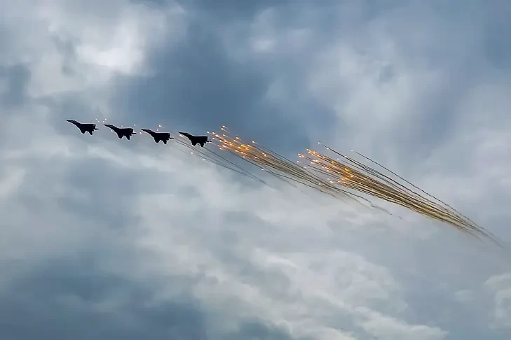 От ретро-техники до лучших пилотажных групп: стартовало авиашоу в Мочище-2025