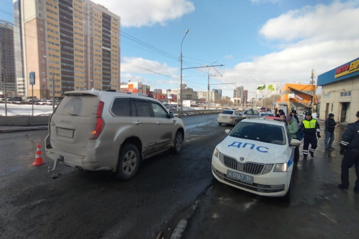 Пенсионерка погибла под колесами авто на пешеходном переходе в Новосибирске