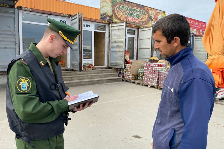 Мигранты спрятались в фурах с луком от силовиков на рынке в Новосибирске