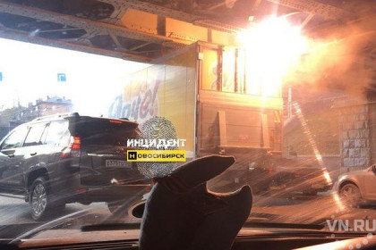 Гори, гори «Ярче!»: грузовик с продуктами вспыхнул в Новосибирске