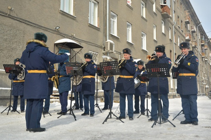 Военные сыграли «Катюшу» под окнами медсестры в Новосибирске