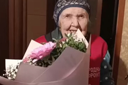Заговоренные шапочки для бойцов СВО связала баба Тома из Новосибирска