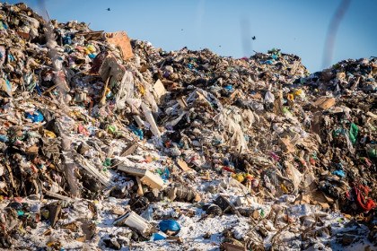 Бульдозеры и самосвалы тушат крупный пожар на Гусинобродском мусорном полигоне