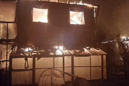 Сгорели два частных дома в поселке Юный Ленинец 