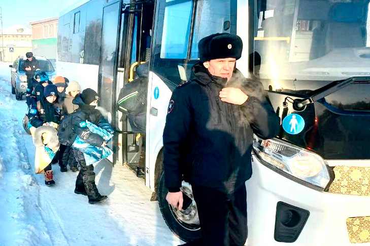 Полицейские спасли детей из замерзшего автобуса под Новосибирском