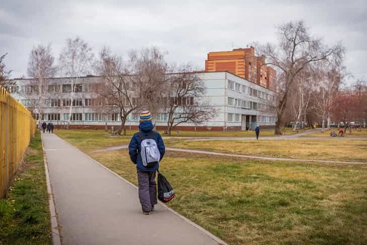 В Новосибирске суд приказал обеспечить школой жителей Балластного карьера