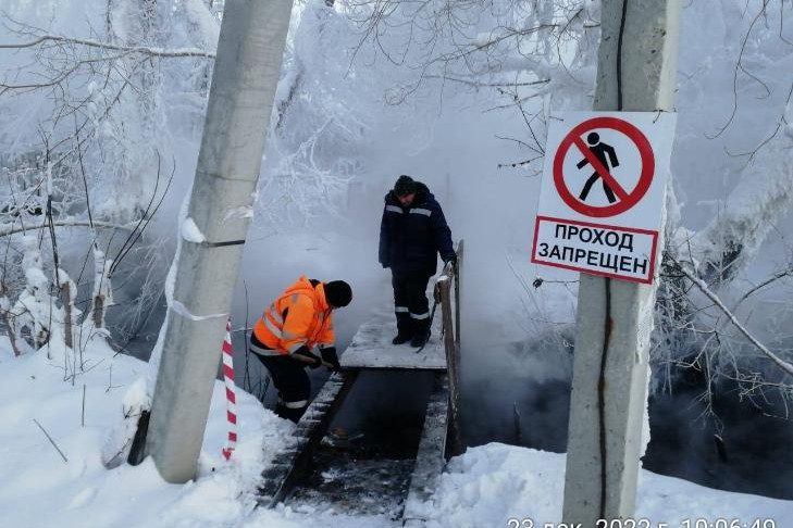 Мост-убийцу через яму с кипятком на улице Тульской снесли в Новосибирске