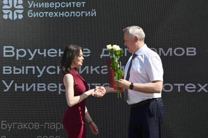 Губернатор вручил дипломы выпускникам НГАУ. Фото: правительство Новосибирской области