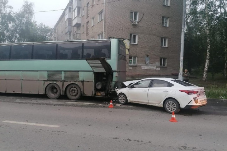 Водитель Hyundai врезался в пустой автобус на Блюхера в Новосибирске
