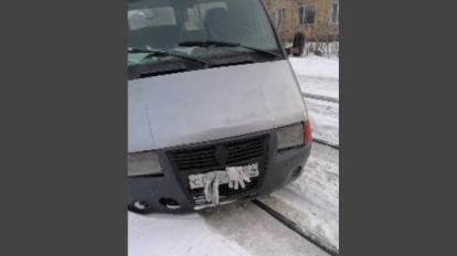 В Новосибирске иномарка застряла на трамвайных путях