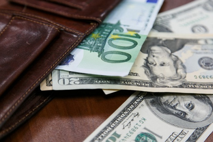 Сберечь деньги в коронавирус: что будет с рублем, долларом и евро