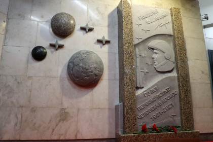 Мраморный портрет Юрия Гагарина установили на станции метро в Новосибирске