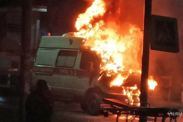 Автомобиль Скорой помощи сгорел в Первомайском районе Новосибирска