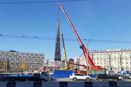 Стелу высотой в 31 метр установили на площади Калинина в Новосибирске