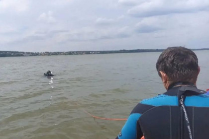 Водолазы с помощью эхолота нашли тело утонувшего в Оби мужчины на Шлюзе