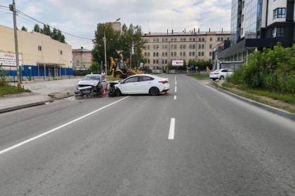 Четыре человека пострадали после столкновения двух Hyundai Solaris в Новосибирске