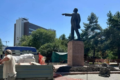 В Новосибирске завершают ремонт первого памятника Ленину в сквере «Водник»