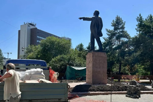 В Новосибирске завершают ремонт первого памятника Ленину в сквере «Водник»