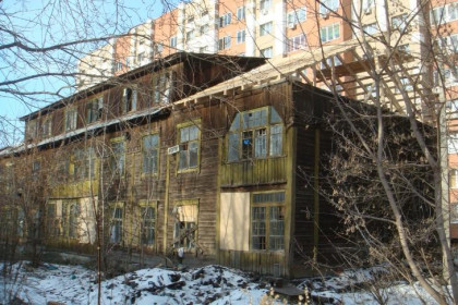 Сгоревший деревянный барак в Новосибирске должны были снести в 2026 году