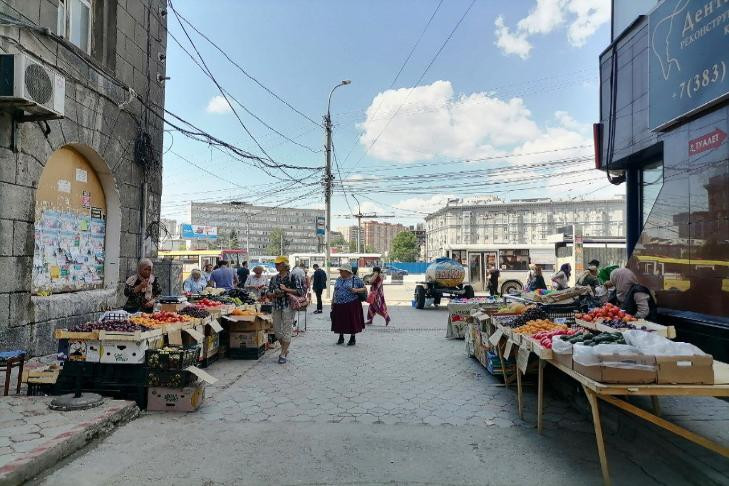 Объявить бойкот нелегальным торговцам фруктами призвал новосибирцев мэр Локоть