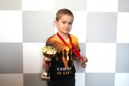 Шестилетний вундеркинд стал чемпионом Новосибирской области по шахматам