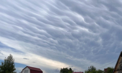 Волны в небе: необычные облака сфотографировали в Новосибирске