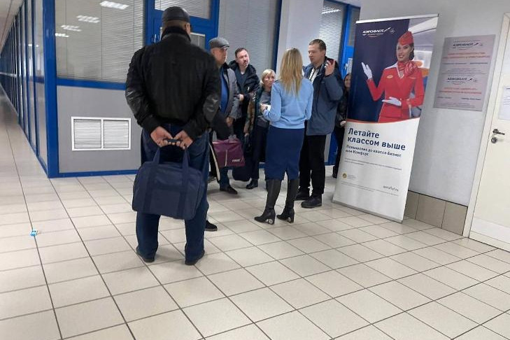 Самолет из Новокузнецка совершил вынужденную посадку в Новосибирске