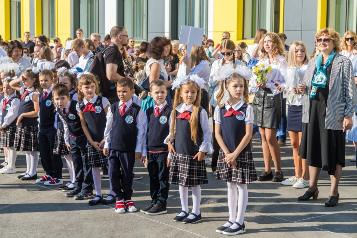 Первая церемония поднятия флага России пройдет в школах в понедельник, 5 сентября
