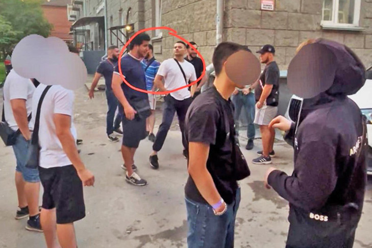 Полиция начала розыск участников драки у бара «Небар» в Новосибирске