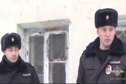 Двух младенцев и кота Кузьку спасли из горящего дома полицейские в Куйбышеве