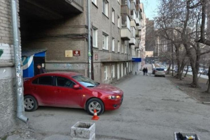 Водитель Mitsubishi Lancer сбила девочку на самокате в Новосибирске