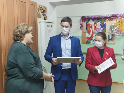 Подарки вручили депутаты Заксобрания отделению милосердия в Абрамово