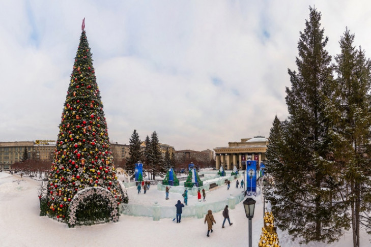 Новогодние украшения в Театральном сквере Новосибирска демонтируют 16 февраля