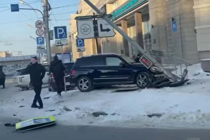 Светофор упал на женщину в результате массового ДТП в Новосибирске