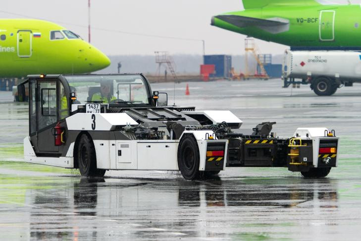 Первые безводильные тягачи российского производства появились в аэропорту Толмачево