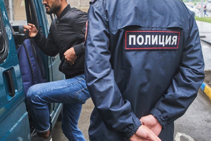 Массовые задержания в Новосибирске: полицейские крышевали незаконную миграцию