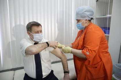 Прививку от коронавируса сделал мэр Новосибирска