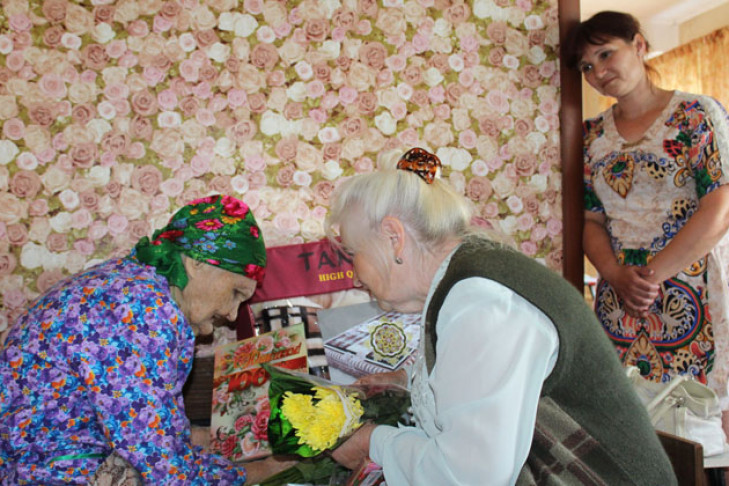 Старейшей жительнице Усть-Тарки исполнилось сто лет