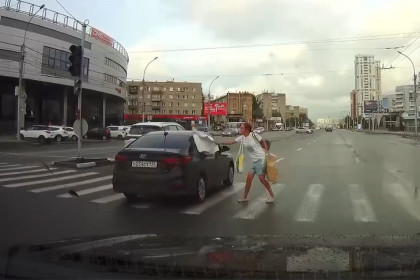 Ударила автохама пакетом жительница Новосибирска