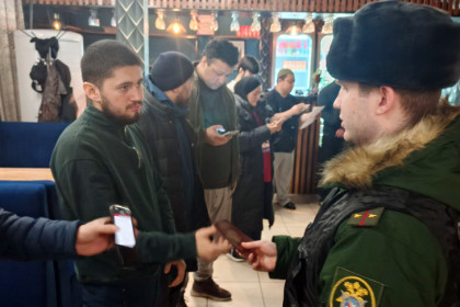 В Новосибирске девять мигрантов увезли в военкомат из кафе «Папа-плов»
