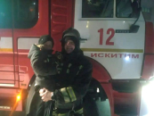 Пожарные подарили первого мишку-спасателя спасенному на пожаре ребенку в Искитиме