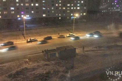 Колеса пробивают автомобилисты на улице Снежиной в Новосибирске